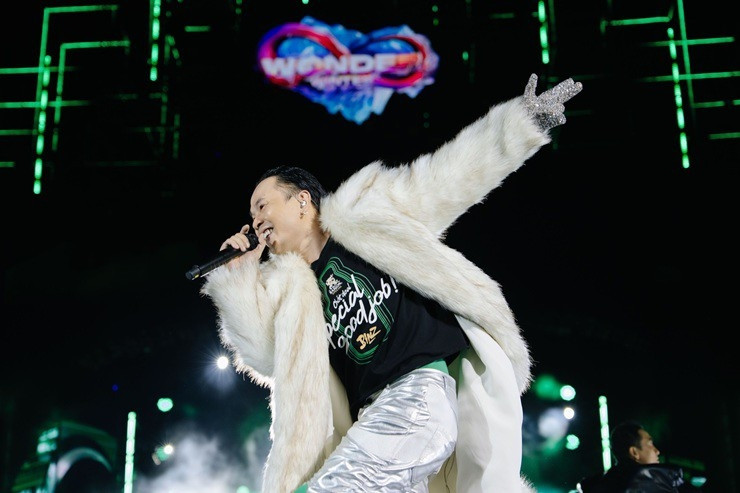 Binz còn được xem là một trong những tay chơi hàng hiệu không thua kém gì các dân chơi Sài Thành. Ảnh: Facebook