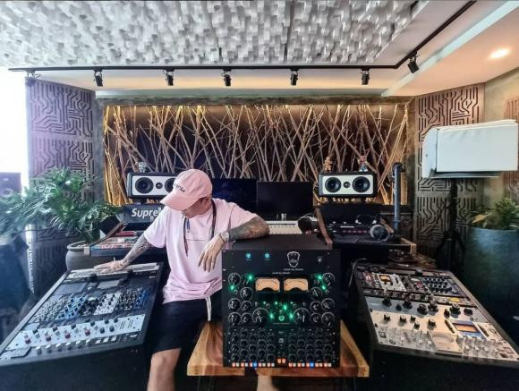 Tuy nhiên, nam rapper chỉ hé lộ một căn phòng duy nhất trong nhà, đó là phòng làm việc. Ảnh: Facebook