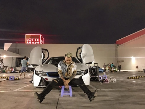 Trong các MV của Binz, nam rapper thường xuất hiện bên những chiếc ô tô sang trọng như BMW i8 hay Lamborghini Aventador. Ảnh: YouTube