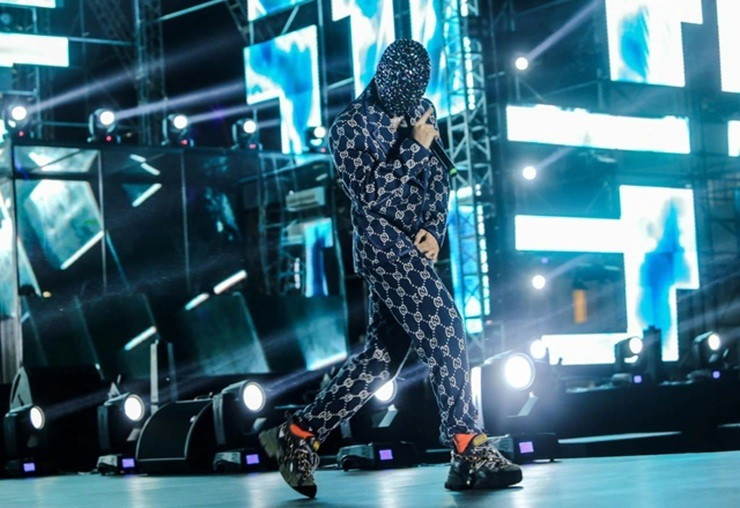 Không chỉ vậy, Binz còn tích cực đeo các mẫu trang sức kim cương. Những sợi dây chuyền, vòng tay xích, kính mắt hay đồng hồ bằng vàng, đính kim cương là những phụ kiện tiêu biểu trên trang phục của Binz. Ảnh: Internet