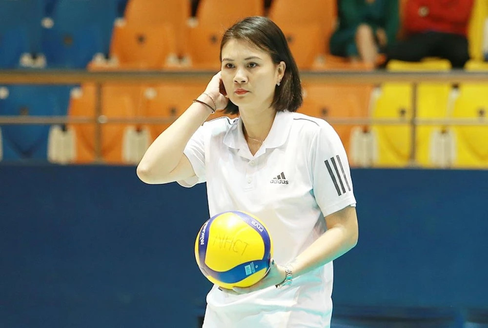 Sau khi nghỉ thi đấu, cựu hoa khôi bóng chuyền Phạm Thị Kim Huệ vẫn tiếp tục gắn bó với bóng chuyền. Ảnh: Vietnamplus