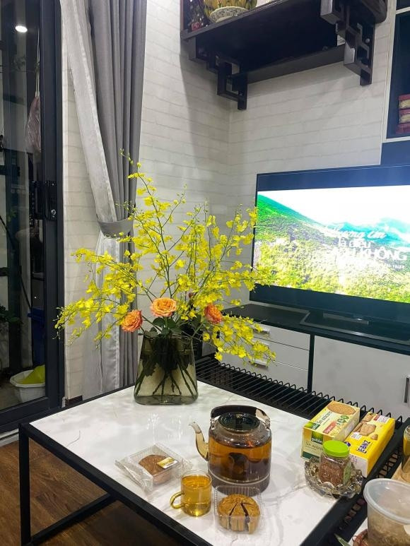 Bình hoa màu vàng cho căn phòng bừng sáng. Ảnh: FBNV