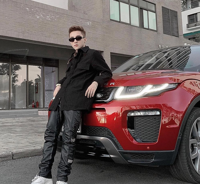 Sơn Tùng còn sở hữu những chiếc xe thuộc dòng đắt đỏ. Năm 2016, Sơn Tùng xuống tay mua chiếc Range Rover Evoque màu đỏ, giá khoảng 3 tỷ đồng để đi show cho thuận tiện hoặc dùng làm "đạo cụ" cho các dự án MV. Ảnh: FBNV