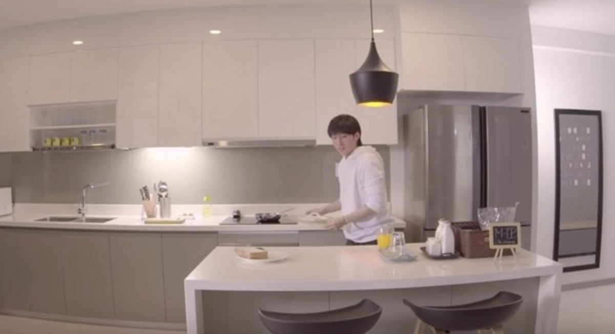  Căn hộ của Sơn Tùng được thiết kế theo phong cách hiện đại với tông màu sáng chủ đạo. Ảnh chụp màn hình