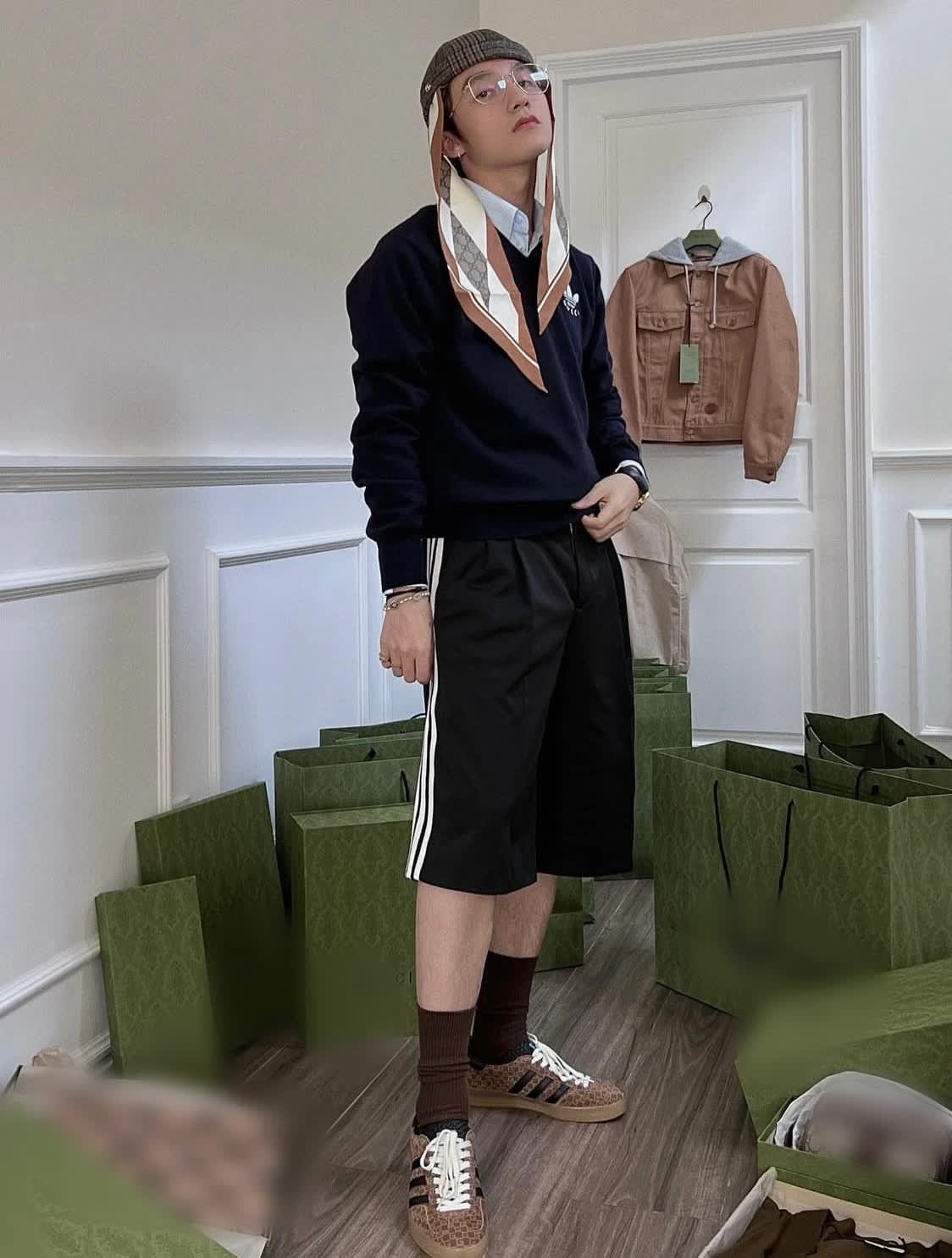 Trên mạng xã hội, Sơn Tùng chia sẻ hình ảnh mua đồ hiệu theo "lố" khiến dân tình choáng váng. Ảnh: FBNV