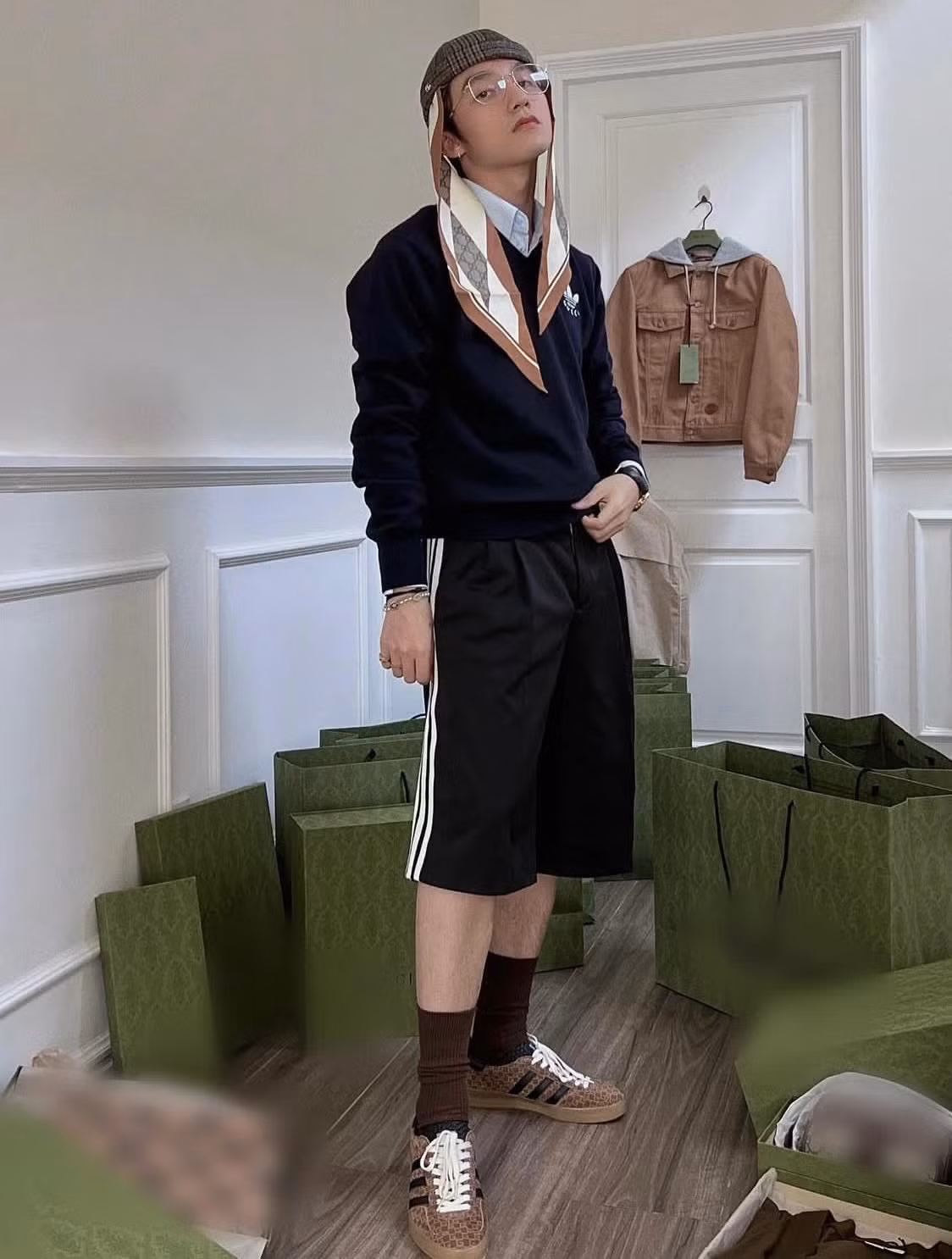 Trên mạng xã hội, Sơn Tùng chia sẻ hình ảnh mua đồ hiệu theo "lố" khiến dân tình choáng váng. Ảnh: FBNV