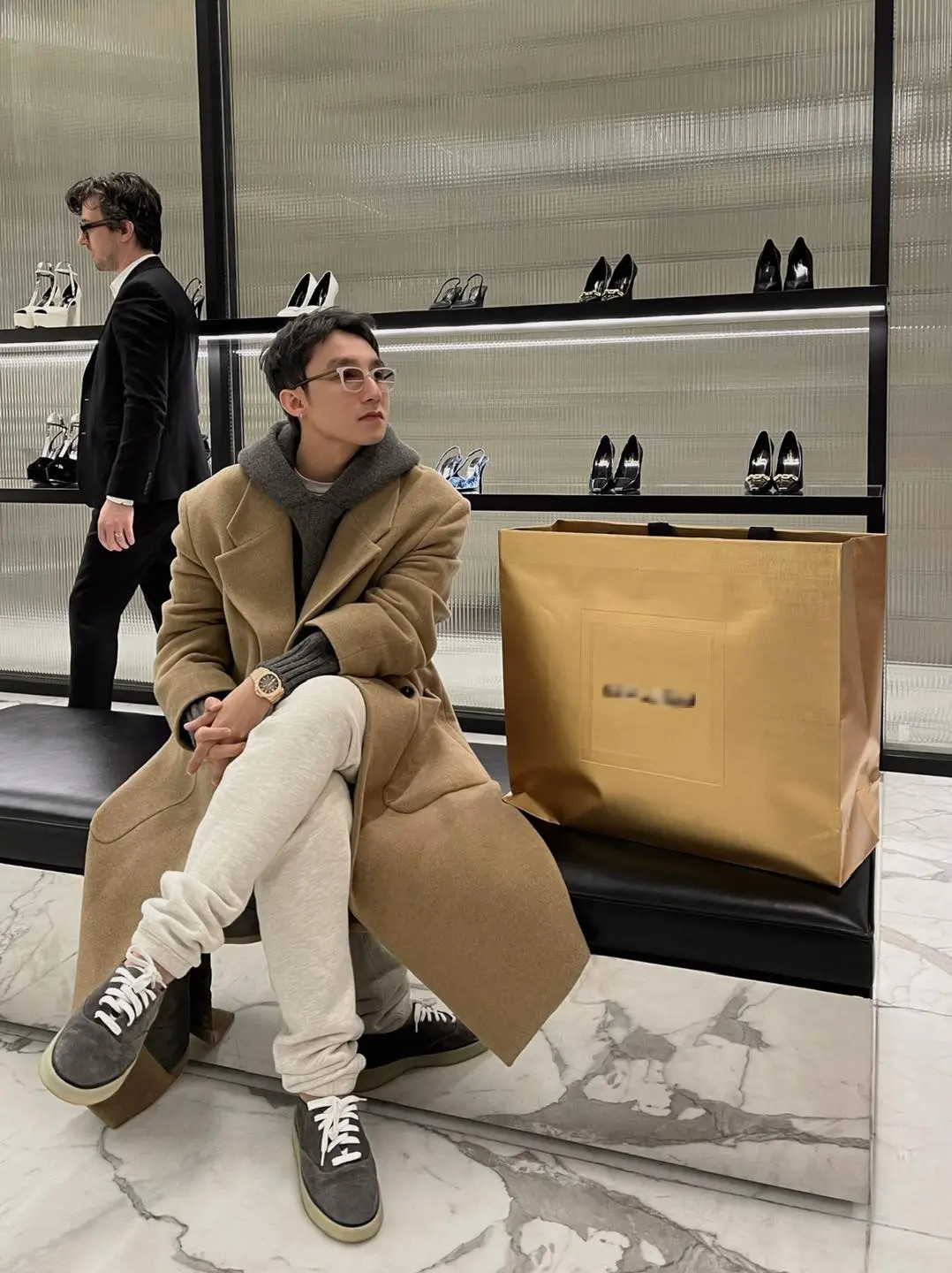 Sơn Tùng M-TP không ngại chi hàng trăm triệu cho tới hàng tỷ đồng để sắm trang phục cùng với các phụ kiện giày, kính, áo vest, đồng hồ...Ảnh: FBNV