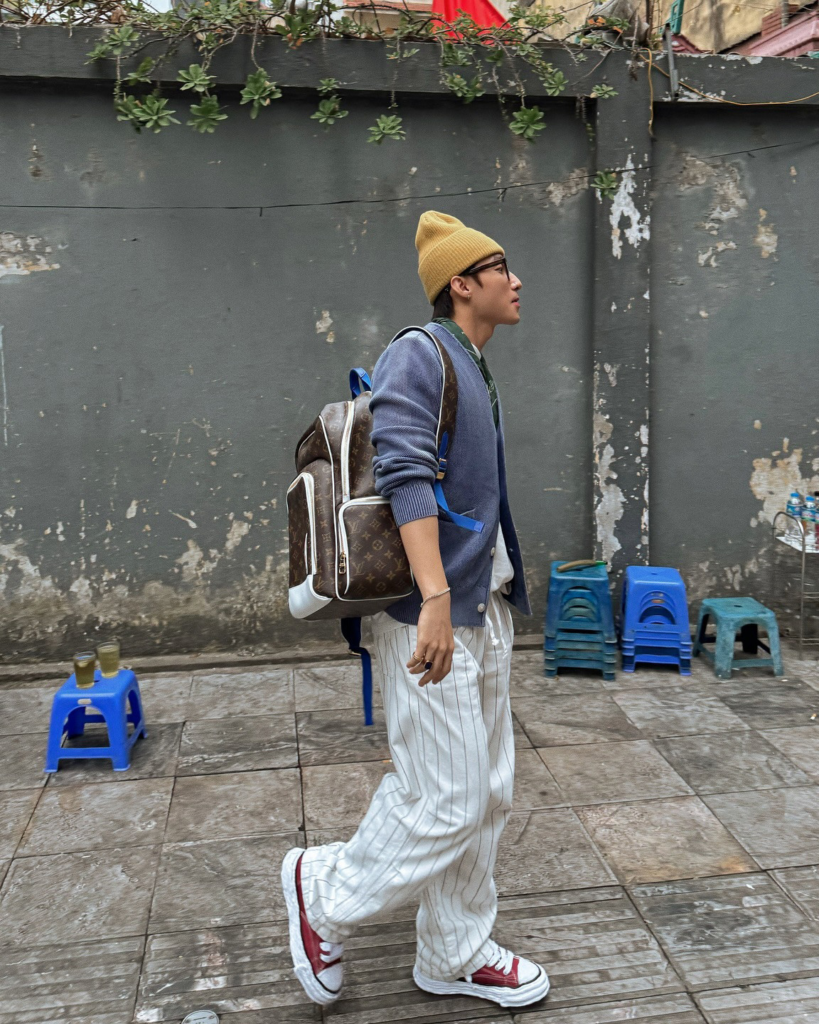 Trong ảnh, nam ca sĩ Thái Bình lên đồ chỉn chu với cardigan, quần kẻ sọc phối cùng những phụ kiện đắt đỏ của Louis Vuitton. Ảnh: Ảnh: FBNV