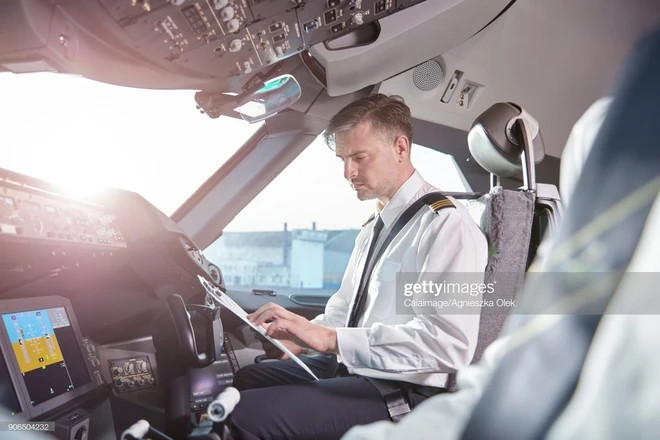 Mỗi hãng hàng không có quy dịnh khác nhau nhưng phần lớn phi công đều được phép đọc báo trong chuyến bay, nhưng không được đọc sách. Lý do đơn giản là vì đọc sách sẽ dễ làm phi công… buồn ngủ. Ảnh: Getty