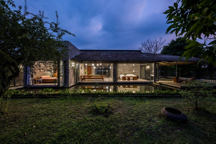 Vẻ yên bình của nhà mái tranh mỗi khi lên đèn. Ảnh: Hiroyuki Oki