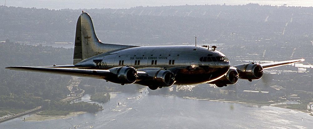 Với cái tên mang tính tương lai và đường viền nghệ thuật trang trí bo tròn gợi nhớ đến tàu vũ trụ Flash Gordon, Boeing 307 Stratoliner là máy bay chở khách tiên tiến nhất thế giới khi cất cánh vào năm 1938. Chiếc Stratoliner sang trọng chở 33 hành khách này là máy bay chở khách đầu tiên có cabin điều áp, cho phép bay trên mọi thời tiết khắc nghiệt. Ảnh: Sunshineskies