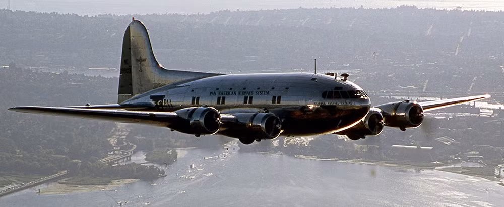 Với cái tên mang tính tương lai và đường viền nghệ thuật trang trí bo tròn gợi nhớ đến tàu vũ trụ Flash Gordon, Boeing 307 Stratoliner là máy bay chở khách tiên tiến nhất thế giới khi cất cánh vào năm 1938. Chiếc Stratoliner sang trọng chở 33 hành khách này là máy bay chở khách đầu tiên có cabin điều áp, cho phép bay trên mọi thời tiết khắc nghiệt. Ảnh: Sunshineskies