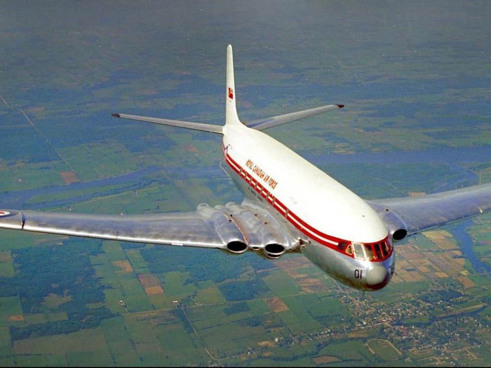 Trông giống như sự kết hợp giữa chim sẻ và tàu vũ trụ, chiếc De Havilland Comet tuyệt đẹp, lần đầu tiên bay vào năm 1949, là máy bay phản lực chở khách đầu tiên đi vào hoạt động. Bốn động cơ phản lực được lắp bên trong cánh, mang lại cho Comet vẻ ngoài thon gọn vô song. Ảnh: Sunshineskies