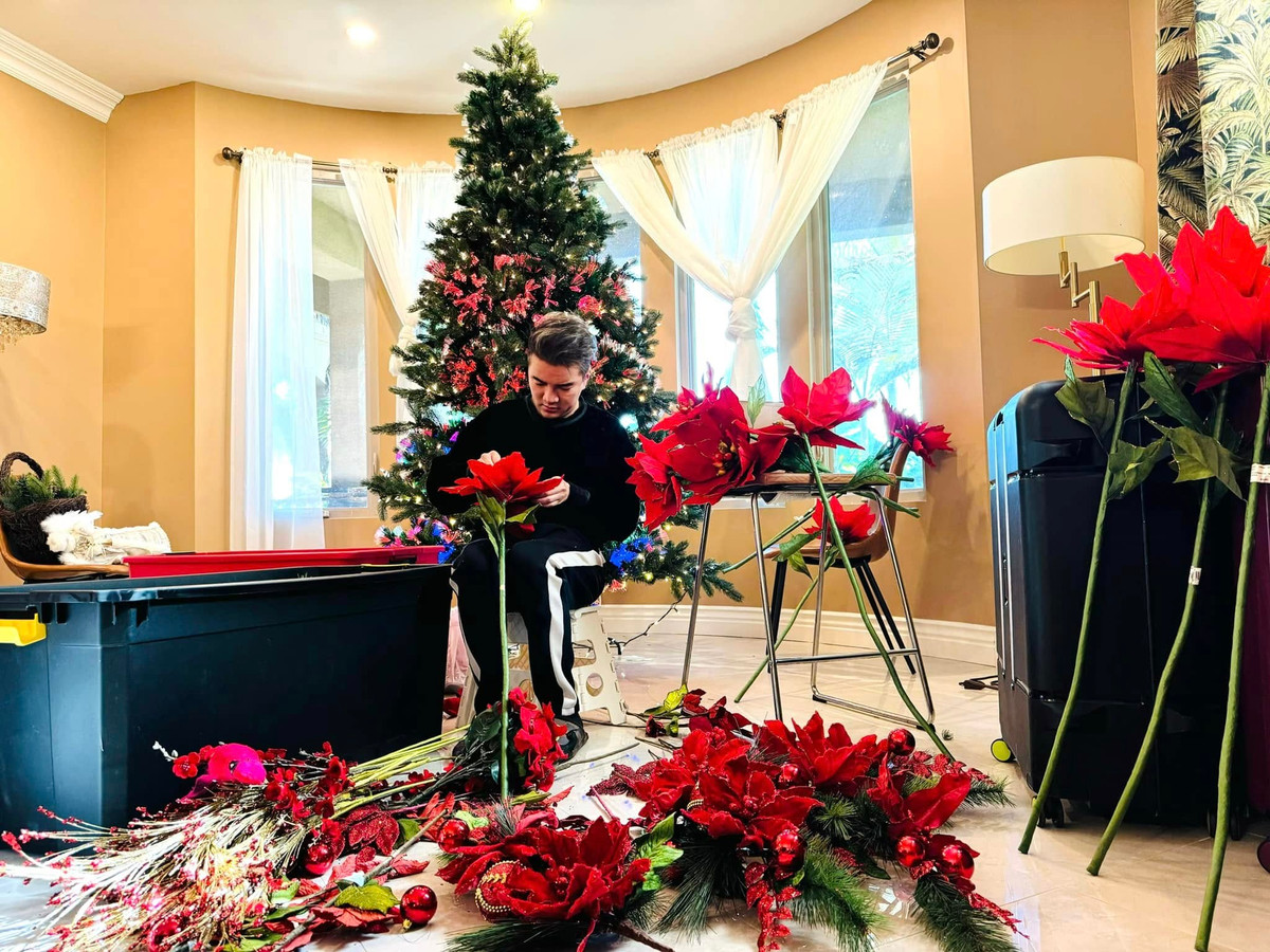 Đàm Vĩnh Hưng thích tự tay trang trí cho căn nhà. Ảnh: FB Dam Vinh Hung