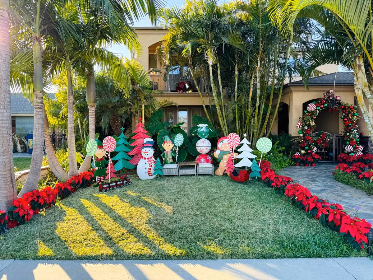 Biệt thự của Đàm Vĩnh Hưng tại California (Mỹ) có sân rộng, khu vườn trồng nhiều hoa và cây ăn trái. Ảnh: FB Dam Vinh Hung