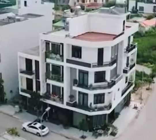 Căn nhà của Hoàng Đức nằm trên trục đường lớn, có 2 mặt tiền, xây dựng theo phong cách hiện đại. Ảnh chụp màn hình