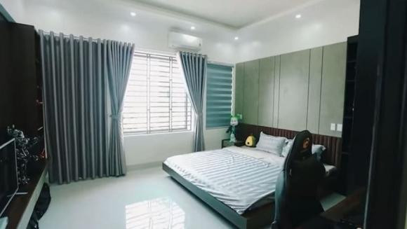 Phòng ngủ tối giản, ngập ánh sáng. Ảnh chụp màn hình