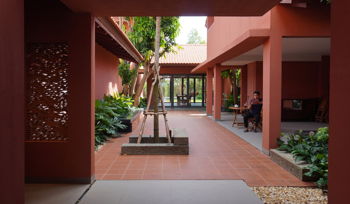 Ngôi nhà kế thừa các yếu tố kiến trúc truyền thống trong cấu trúc mới, tôn trọng cây xanh hiện có và bối cảnh xung quanh của địa điểm trong khi vẫn bảo tồn và làm mới các vật liệu thủ công để giữ lại cảm giác truyền thống. Ảnh: Thiết kế TAA