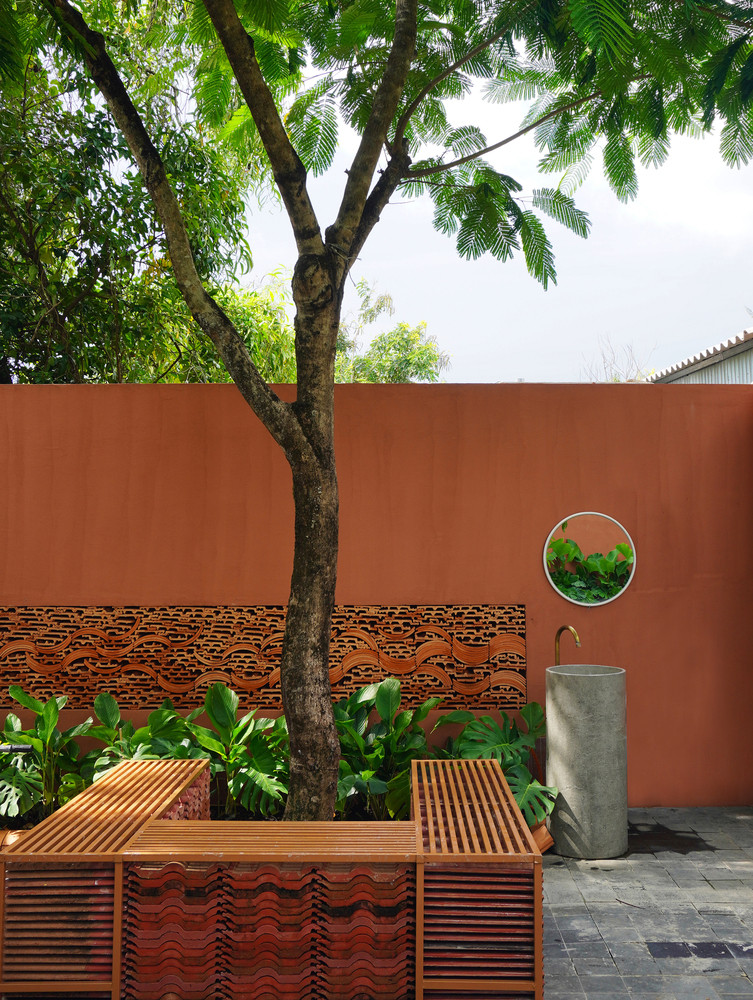 Kết hợp với lớp hoàn thiện màu đỏ thủ công, cách tiếp cận này gợi lên cảm giác truyền thống cho người sử dụng, tạo ra trải nghiệm sâu sắc về không gian, thời gian và di sản văn hóa trong kiến trúc đương đại. Ảnh: Thiết kế TAA