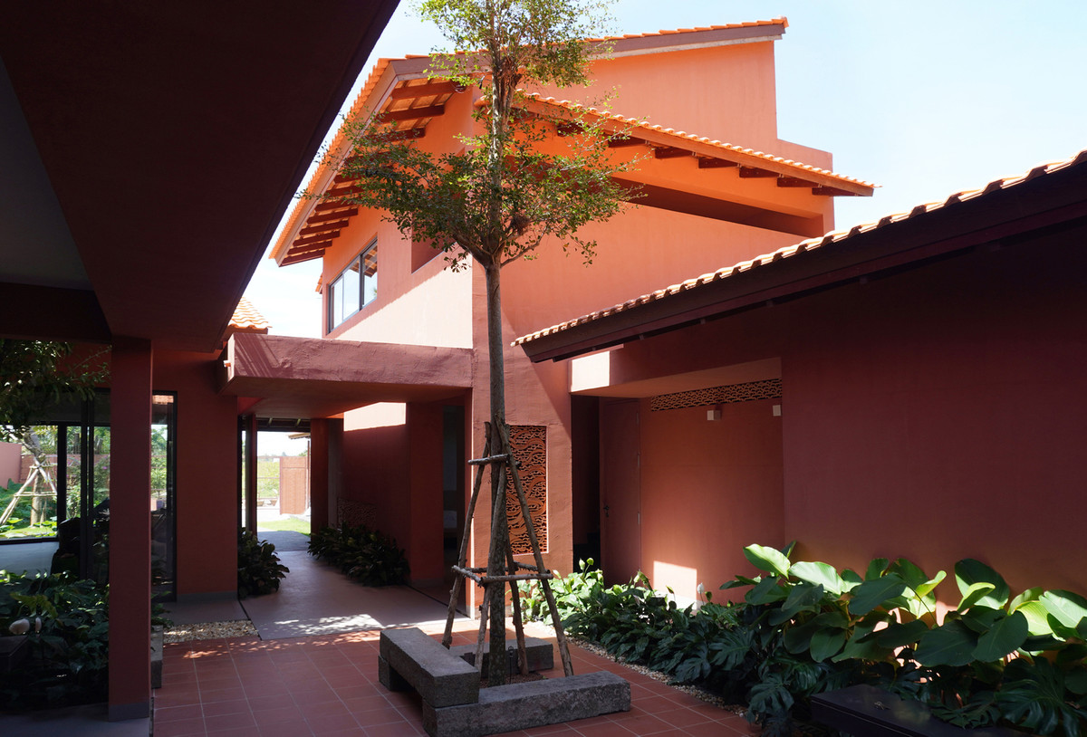 Mang đến góc nhìn hiện đại về việc sử dụng vật liệu thủ công bản địa, cấu trúc căn nhà đổi mới và áp dụng gạch truyền thống trên toàn bộ công trình, từ hình thức tổng thể đến các chi tiết như mái hiên, lỗ thông gió, tường và hàng rào. Ảnh: Thiết kế TAA