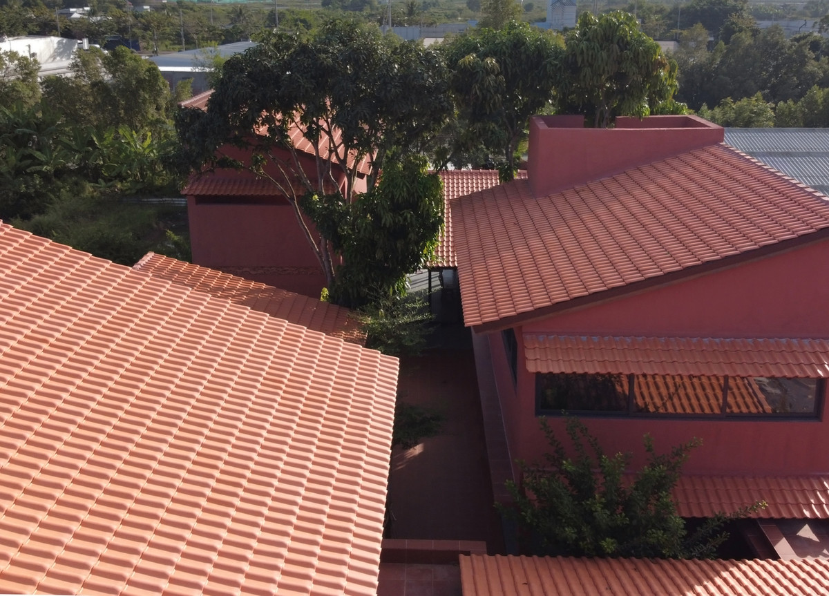 Các mô-đun có chiều cao khác nhau tạo ra diện mạo "nhiều lớp", biến không gian ở giữa thành sân – sân trong – vườn – và sân trong. Ảnh: Thiết kế TAA