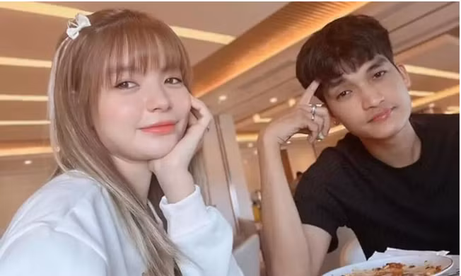 Mới đây, Mạc Văn Khoa bất ngờ bị cư dân mạng "réo tên" giữa câu chuyện một nam diễn viên "tác động vật lý" vợ được kể từ ca sĩ Pha Lê. Ngay sau đó, bà xã Mạc Văn Khoa trả lời bình luận bằng ảnh chụp chung và khéo léo "đập tan" tin đồn liên quan tới chồng. Ảnh: FBNV