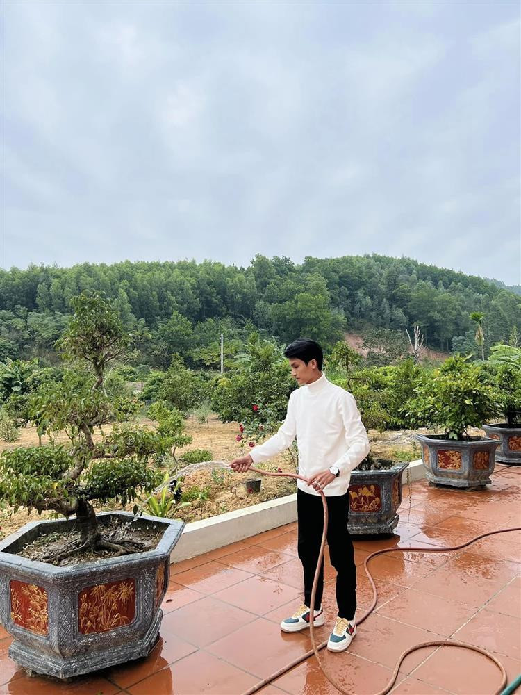 Khoảng sân rộng rãi đặt nhiều chậu cảnh. Ảnh: FBNV