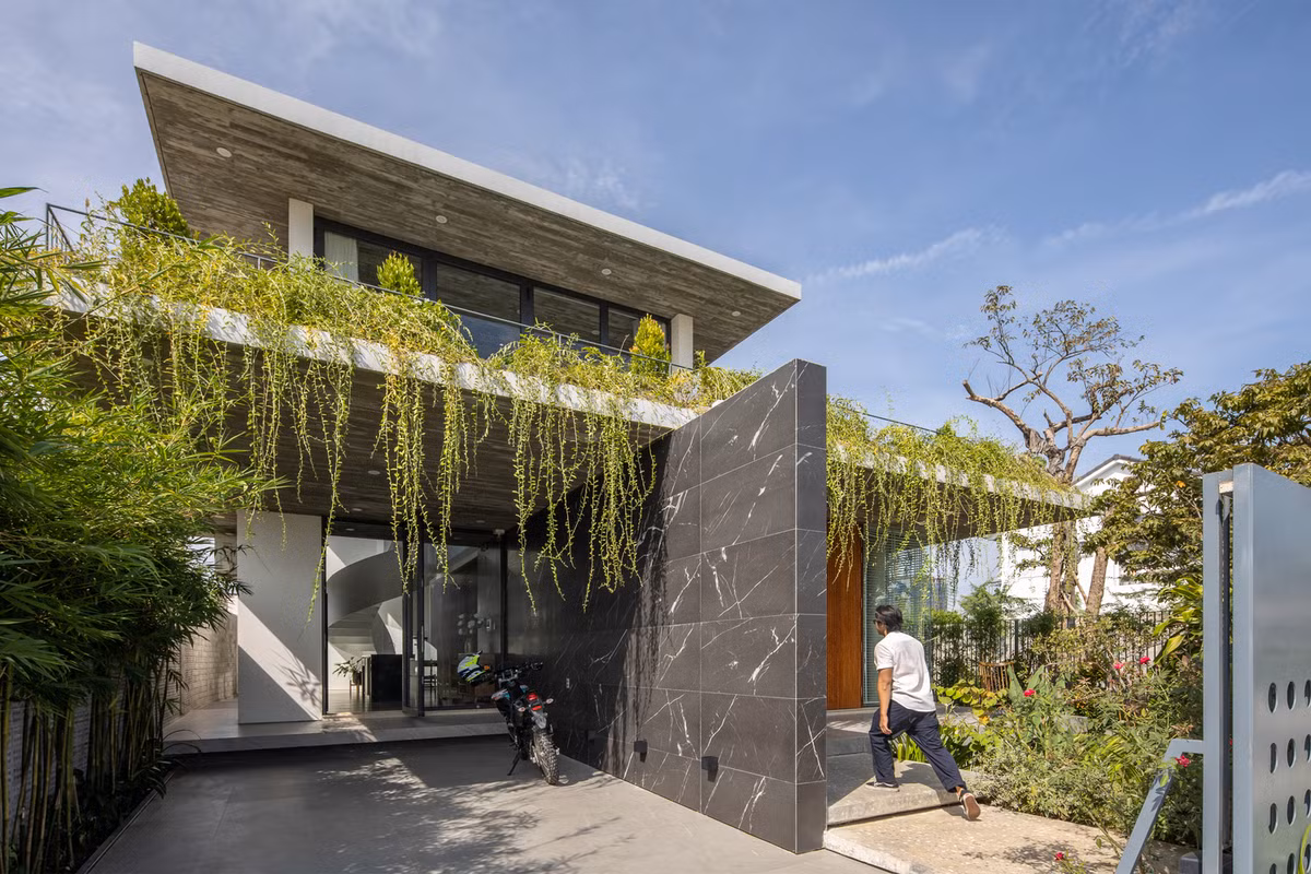 Ngôi nhà sử dụng nhiều vật liệu tự nhiên như gỗ, đá... kết hợp hài hoà với cây xanh. Ảnh: Hoàng Lê