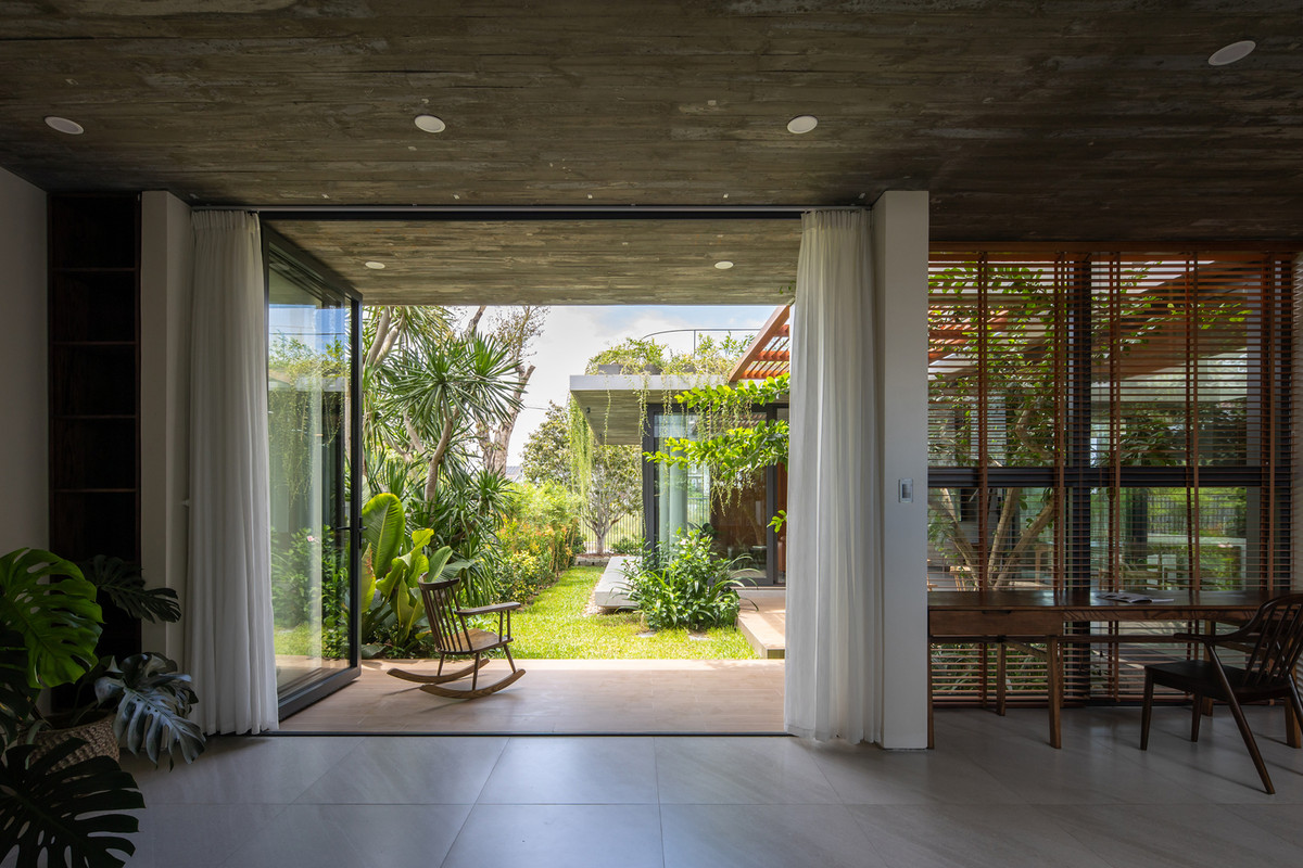 Bên cạnh đó, các không gian chung được thiết kế mở, liên thông với nhau. Các không gian trong nhà ngăn cách với bên ngoài bằng cửa kính lùa lớn, tạo không gian rộng đồng thời mang đến cảm giác thoải mái, tự do và gần gũi với bên ngoài. Ảnh: Hoàng Lê