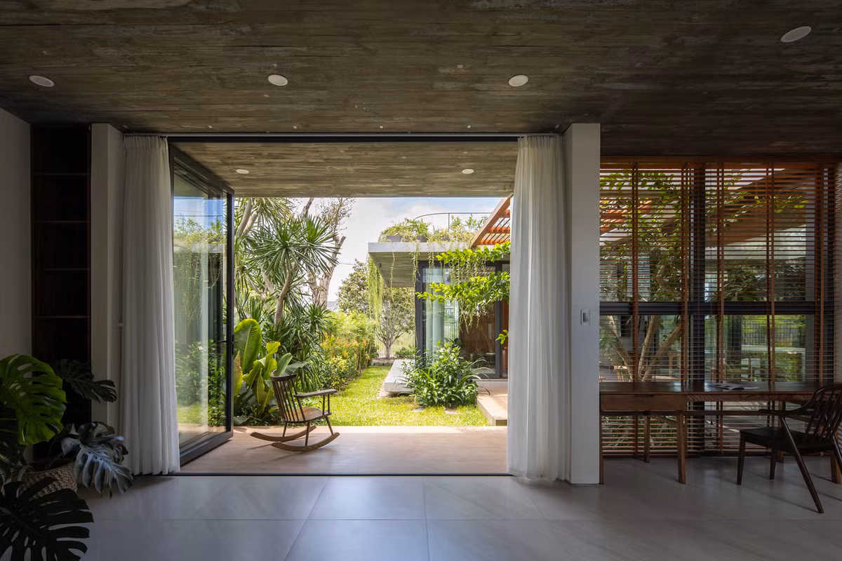 Bên cạnh đó, các không gian chung được thiết kế mở, liên thông với nhau. Các không gian trong nhà ngăn cách với bên ngoài bằng cửa kính lùa lớn, tạo không gian rộng đồng thời mang đến cảm giác thoải mái, tự do và gần gũi với bên ngoài. Ảnh: Hoàng Lê