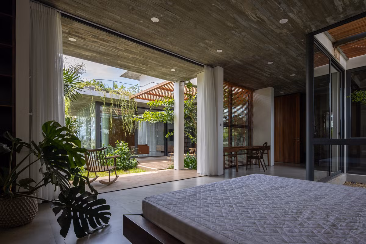 Các phòng ngủ được bố trí nằm ở cuối khu đất và hướng ra khu vực xanh. Ảnh: Hoàng Lê