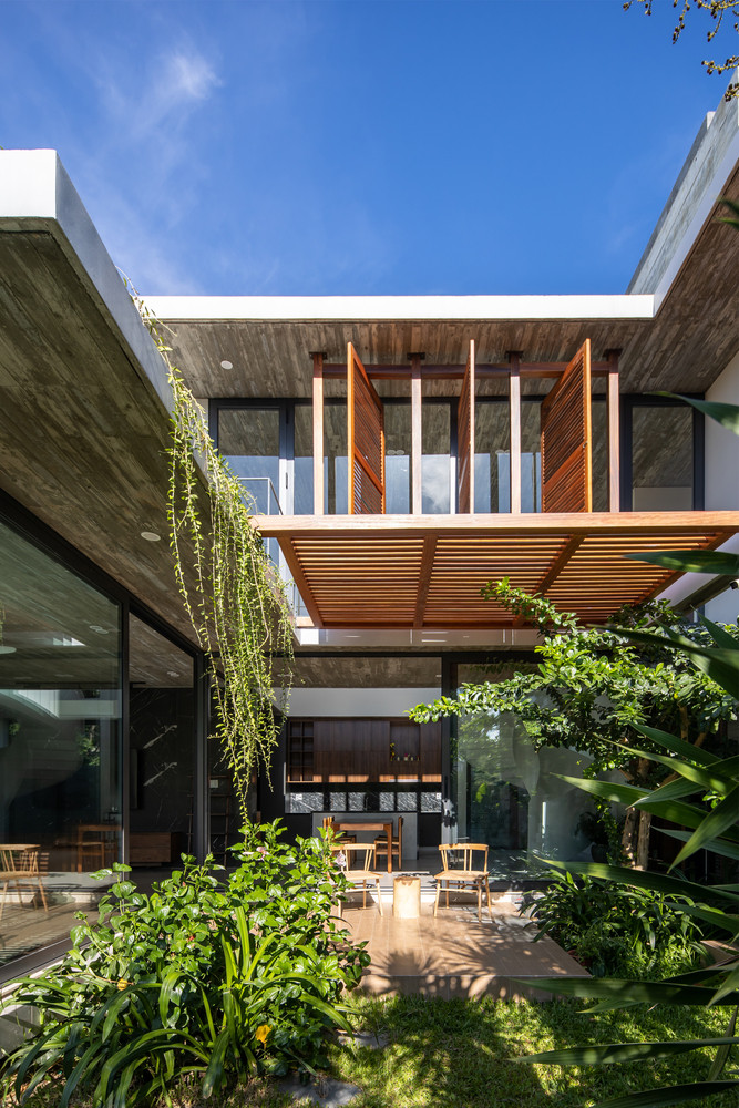 Với yêu cầu này, kiến trúc sư bố trí các mảng xanh xung quanh để các không gian bên trong có thể kết nối trực tiếp với thiên nhiên. Điểm gặp gỡ giữa các không gian cũng chính là những mảng xanh ấy. Ảnh: Hoàng Lê