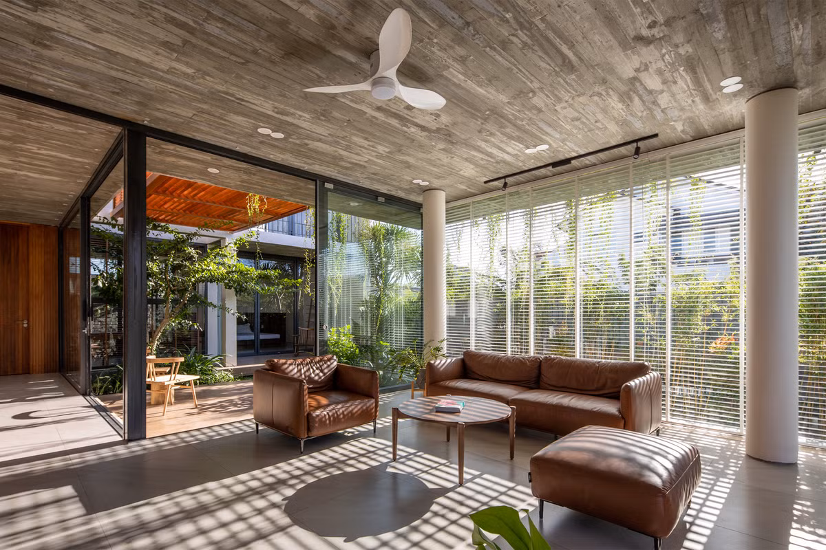 Phòng khách ngập ánh sáng nhờ sân vườn xung quanh cùng hệ cửa kính lớn. Ảnh: Hoàng Lê