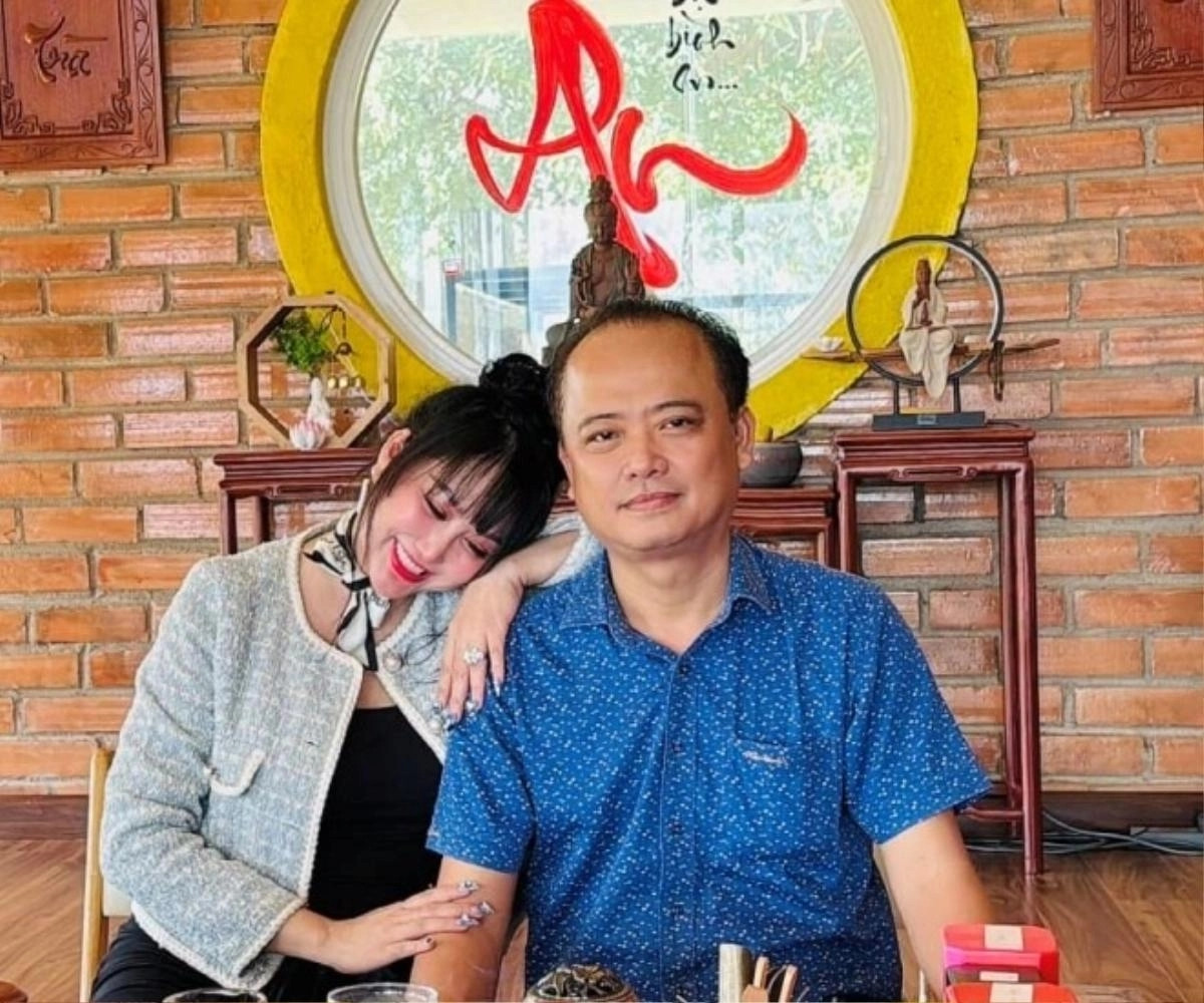 Trong đoạn clip, Phi Thanh Vân không ngừng khen ngợi bạn trai. Cô cho biết anh vừa thông minh vừa đẹp trai. Ảnh: FBNV