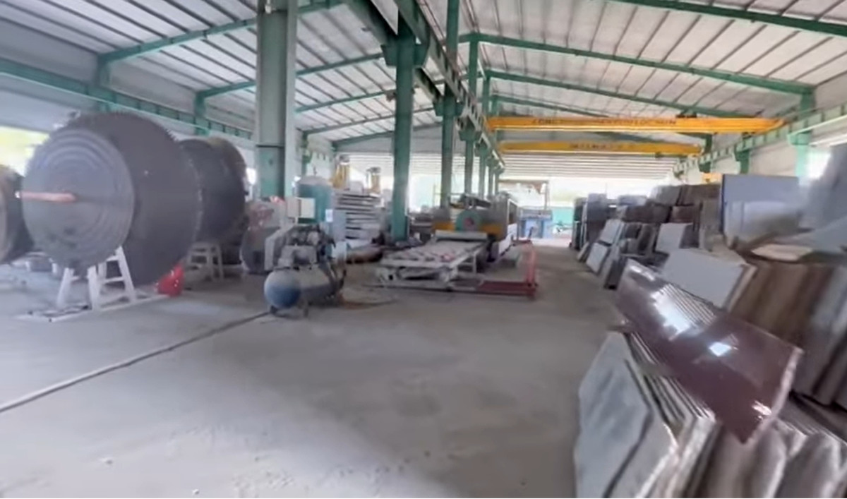 Cựu siêu mẫu cũng tiết lộ khuôn viên nhà máy rất rộng lớn, trong tương lai, sẽ có thêm một tòa nhà được xây dựng. Ảnh chụp màn hình