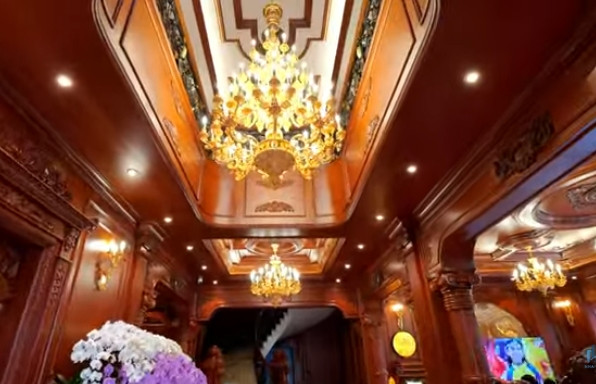 Đi qua cánh cửa là sảnh đón khách, thiết kế theo dạng thông tầng, giúp không gian thêm rộng rãi. Ảnh chụp màn hình NhaF