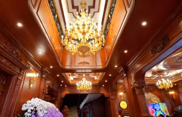 Đi qua cánh cửa là sảnh đón khách, thiết kế theo dạng thông tầng, giúp không gian thêm rộng rãi. Ảnh chụp màn hình NhaF