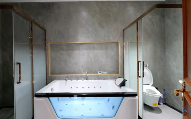 Nhà tắm trong phòng ngủ lớn có bồn tắm lớn với chức năng xông, sục, mát xa. Ảnh chụp màn hình NhaF