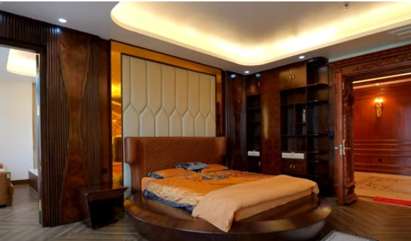 Biệt thự gồm 4 tầng, 9 phòng ngủ. Nội thất phòng ngủ sử dụng gỗ óc chó. Ảnh chụp màn hình NhaF