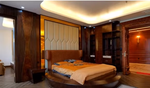 Biệt thự gồm 4 tầng, 9 phòng ngủ. Nội thất phòng ngủ sử dụng gỗ óc chó. Ảnh chụp màn hình NhaF