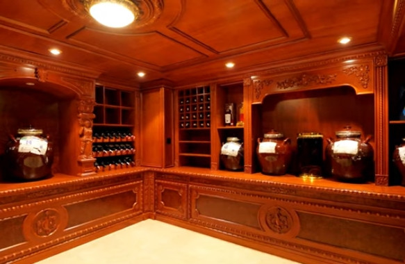 Trong nhà còn có một hầm rượu rộng khoảng 20m2. Ảnh chụp màn hình NhaF