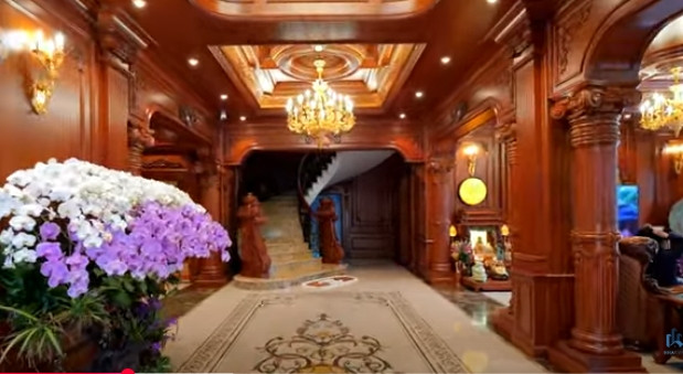 Không gian bên trong siêu biệt thự được bao bọc bởi gỗ gõ đỏ, thiết kế tinh xảo. Ảnh chụp màn hình NhaF