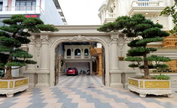 Cổng vào bằng nhôm đúc, tương xứng với sự bề thế của căn biệt thự. Ảnh chụp màn hình NhaF