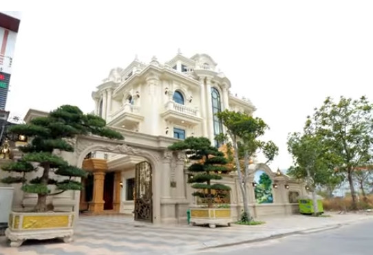 Mới đây, kênh YouTube NhaF giới thiệu một siêu biệt thự tại Móng Cái (Quảng Ninh) có diện tích 600m2, mặt tiền rộng 30 mét. Ảnh chụp màn hình NhaF