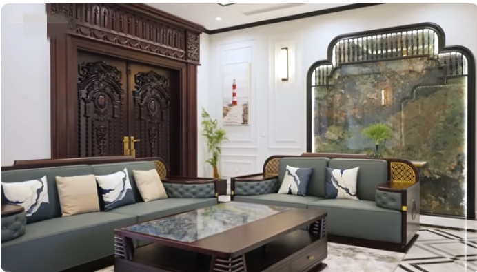 Nội thất bên trong căn nhà được thiết kế theo phong cách Indochine. Ảnh chụp màn hình NhaTo