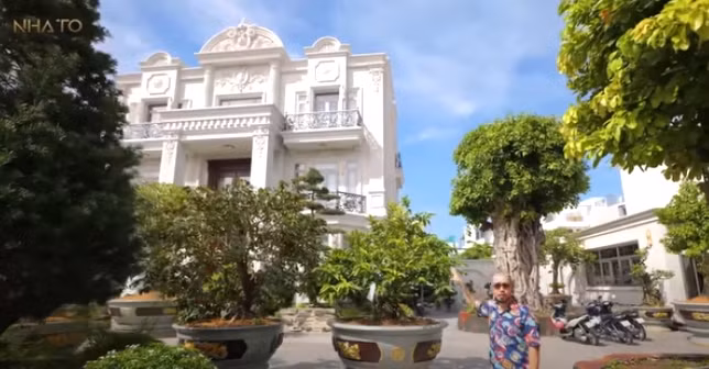 Nhìn bên ngoài, căn biệt thự mang phong cách kiến trúc châu Âu bán cổ điển. Ảnh chụp màn hình NhaTo
