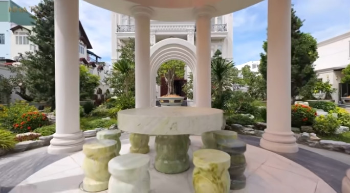 Không gian trà chiều nằm giữa sân vườn ngập tràn cây cảnh. Ảnh chụp màn hình NhaTo