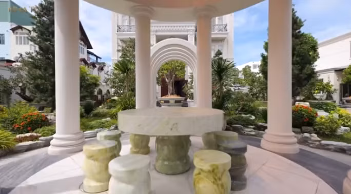 Không gian trà chiều nằm giữa sân vườn ngập tràn cây cảnh. Ảnh chụp màn hình NhaTo