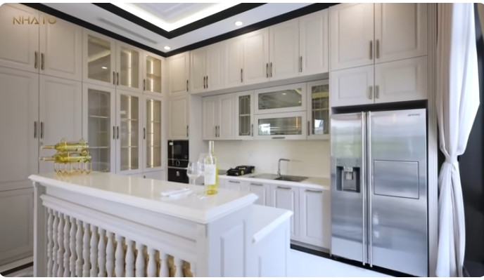 Phòng bếp sử dụng gam màu trắng chủ đạo. Ảnh chụp màn hình NhaTo