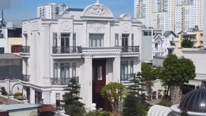 Theo chia sẻ của Hoàng Đức - founder kênh Nhà TO, đây là một công trình giản dị, không quá đầu tư nhiều tiền nhưng thiết kế ngoại thất rất tỉ mỉ. Ảnh chụp màn hình NhaTo